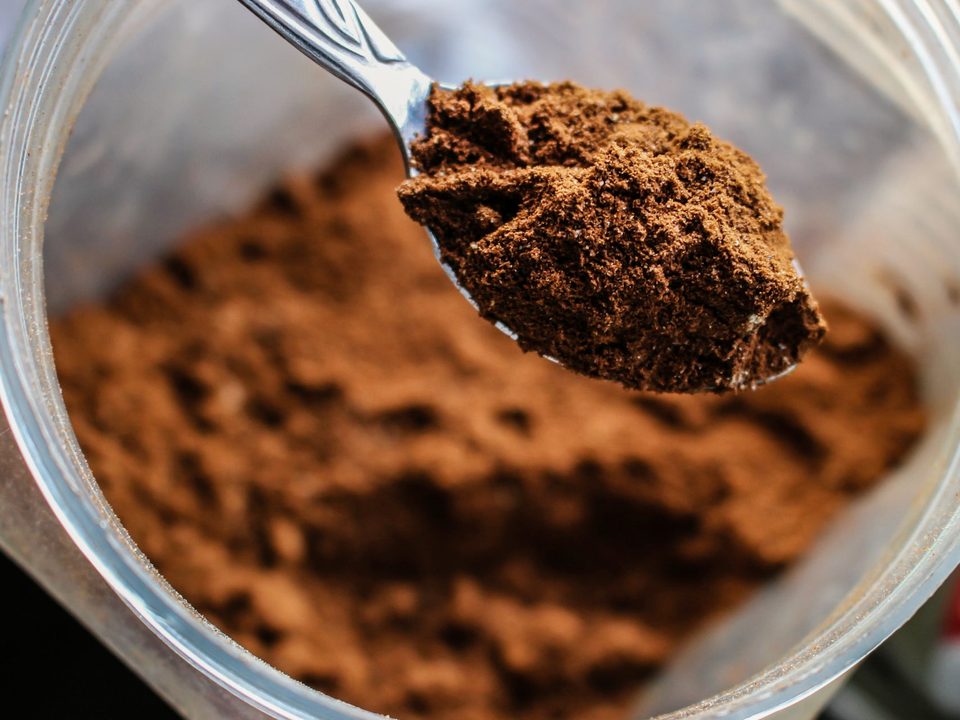 Amla extract standardised to 40% tannins, a dark brown powder on a spoon
