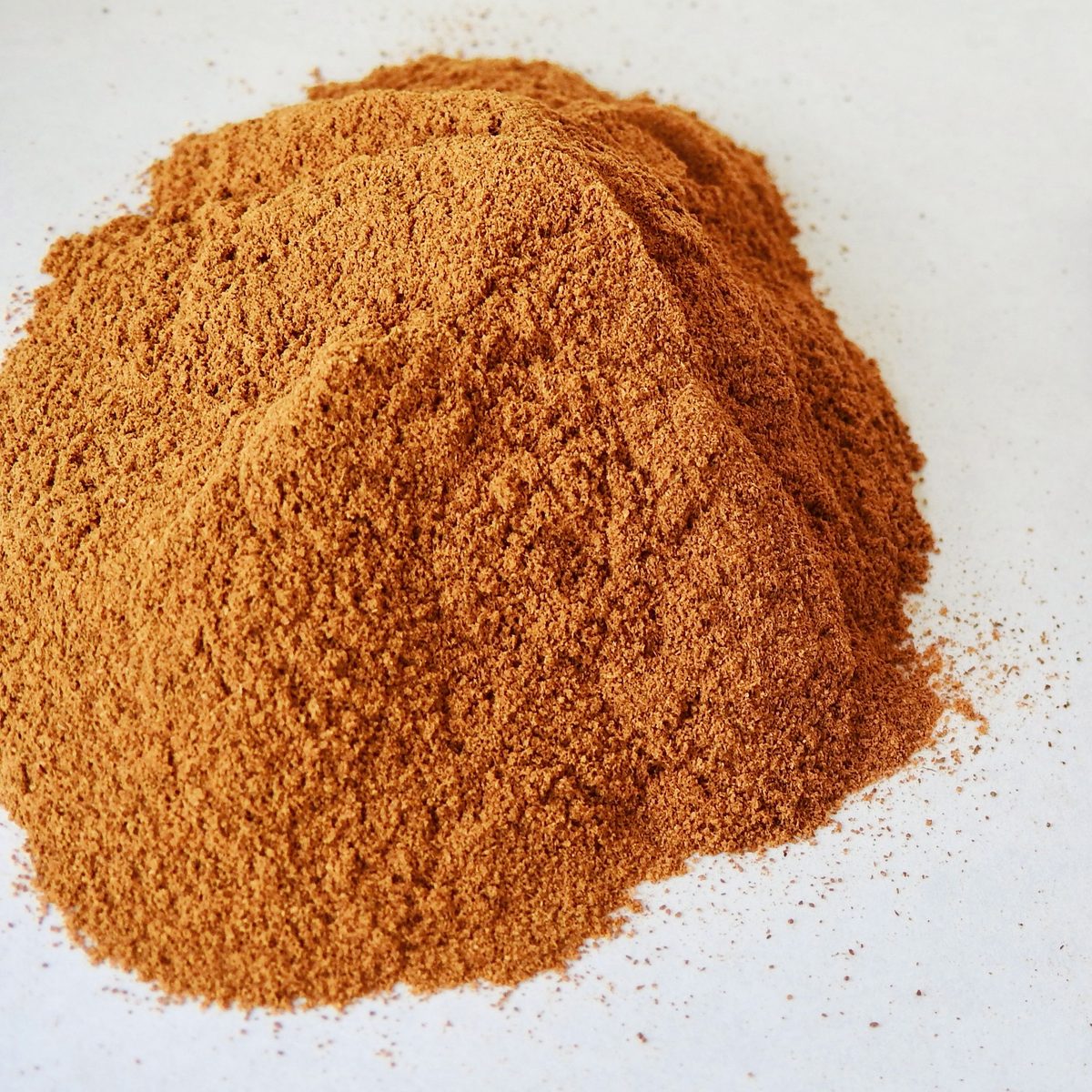 Cinnamon extract, a light reddish-brown fine powder, heaped
