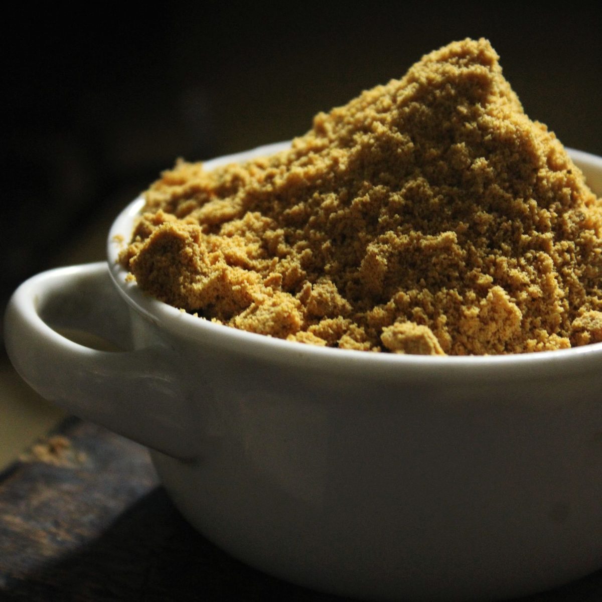 Ginger extract standardised to 5% gingerols, a light yellow to tan powder in a ceramic pot