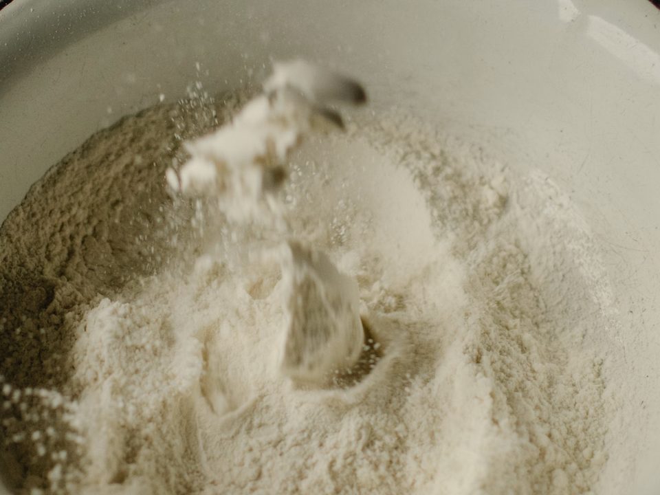 Shatavari root powder, an off-white to pale cream powder in a white bowl
